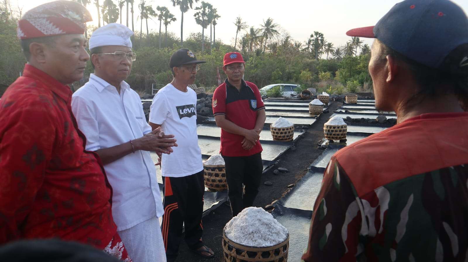 Cagub Bali Wayan Koster Dengar Curhatan Petani Arak dan Garam Tradisional di Karangasem