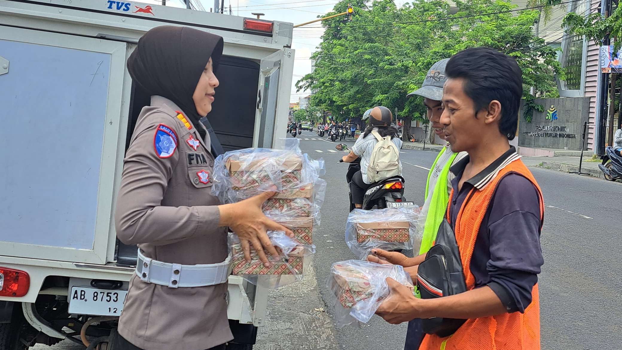 Bagikan Nasi Kotak, Satlantas Polresta Sleman Kampanyekan Pilkada Damai 2024