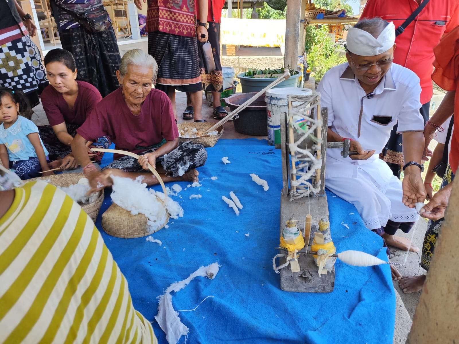 Bertemu Penenun Kain Bebali Seraya, Wayan Koster Teringat Masa Kecil di Sambiran