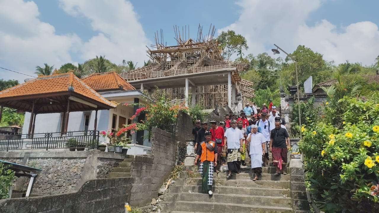 Koster Siap Bantu Perbaikan GOR dan Bangun Wantilan dan Pura Desa Sepang Buleleng