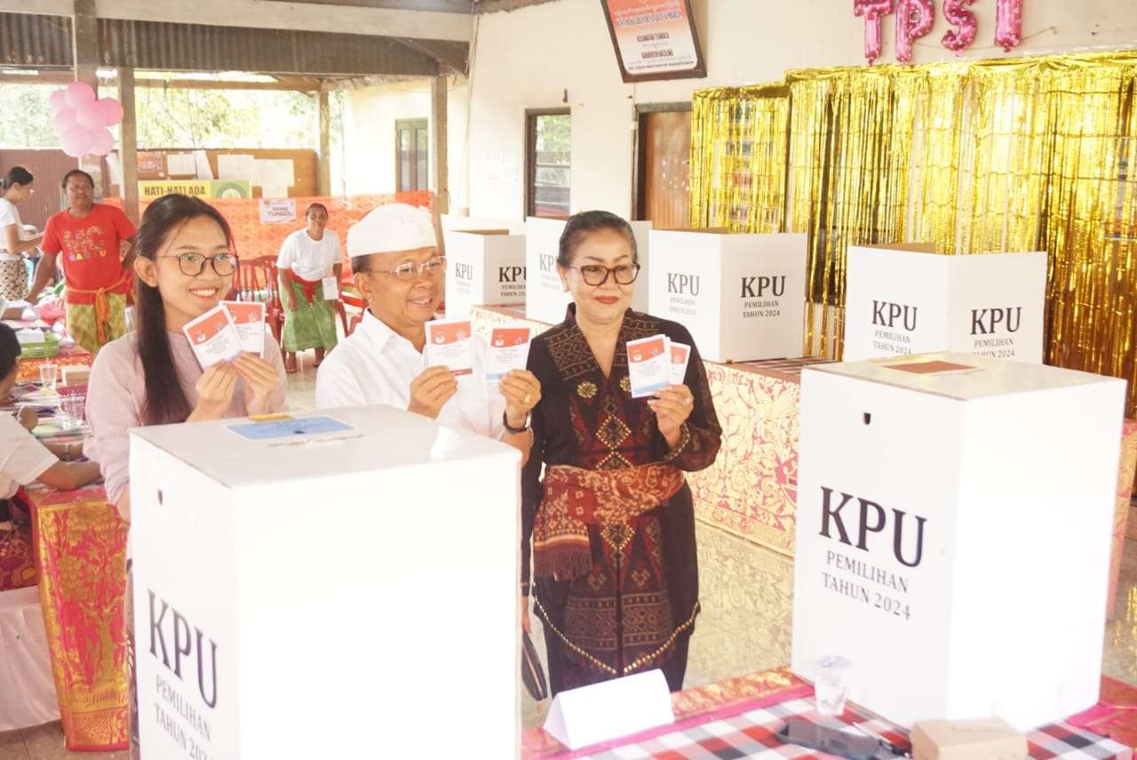 Targetnya Menang! Didampingi Istri dan Anak Wayan Koster Coblosan di Kampung Halaman Sambiran