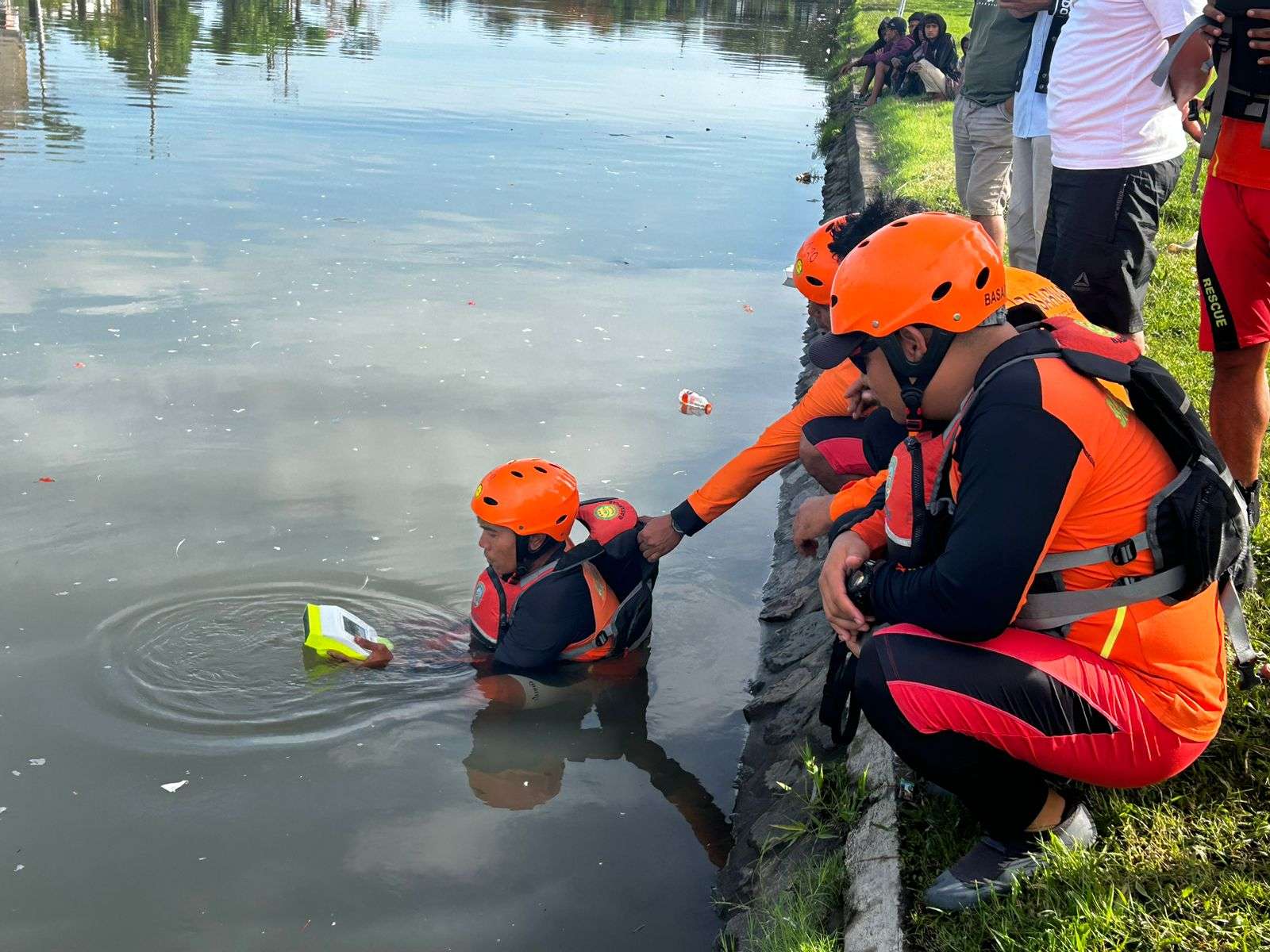 Tim SAR Lakukan Pencarian Pemancing Tenggelam di Sungai Taman Pancing Denpasar