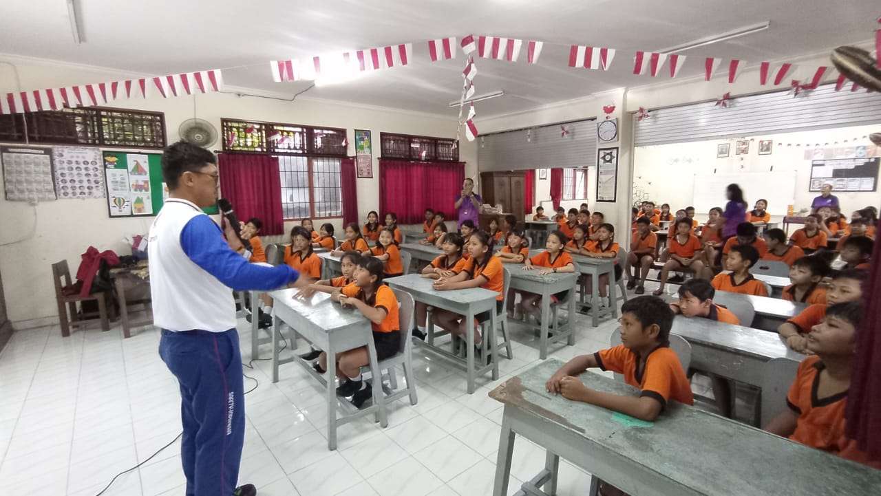 Puluhan Siswa SDN 2 Sumerta Denpasar Ikuti Edukasi Safety Riding