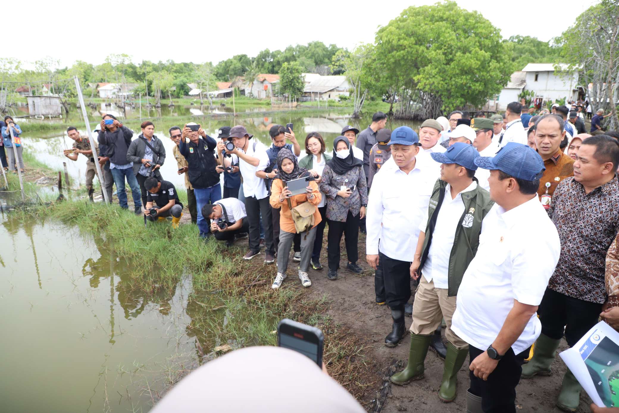 Tinjau Calon Lokasi Revitalisasi Tambak Idle di Karawang, Menteri Trenggono: Serap Tenaga Kerja