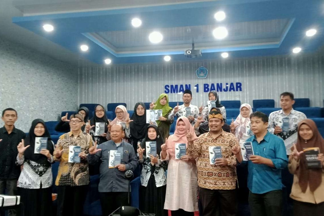 ‘Buku Merdeka Belajar Opini dan Implementasi’ Sambut HGN di Banjar