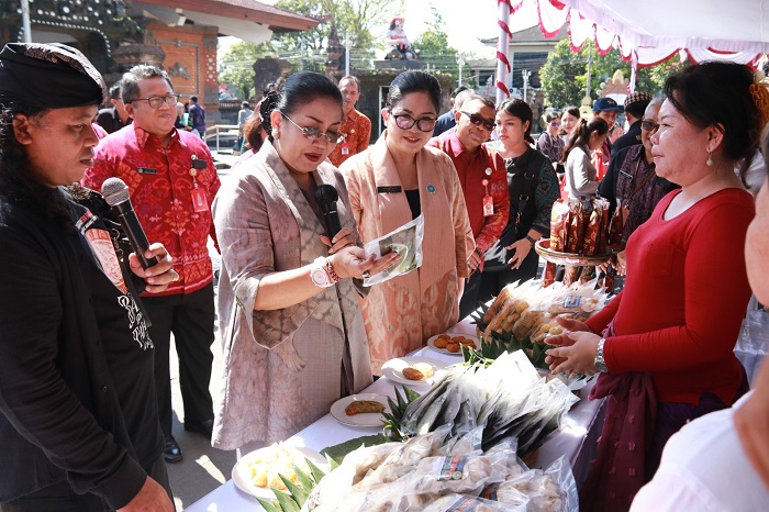 Pasar Rakyat ‘Berbelanja dan Berbagi’ TP PKK Tabanan Diserbu Pembeli