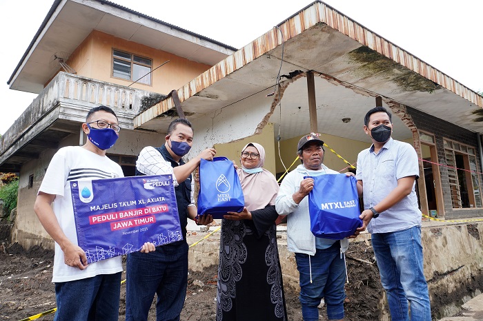 Karyawan XL Axiata Salurkan Sembako dan Donasi Fasilitas Air Minum di Berbagai Daerah