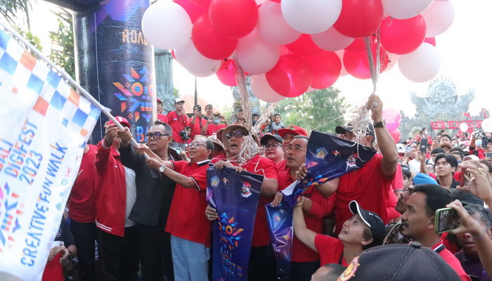 Gubernur Koster dan Ketua DPRD Bali Kibarkan Bendera Creative Fun Walk Bali Digifest II di Tabanan