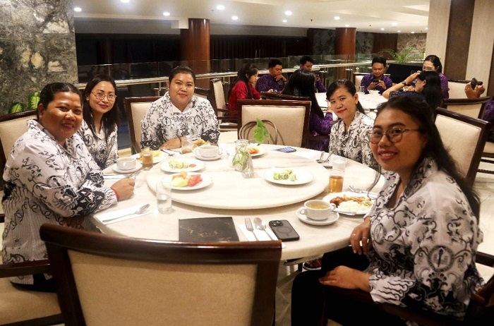Rayakan HGN, Marble 8 Restaurant Kuta Ajak Guru Santap Malam Bersama