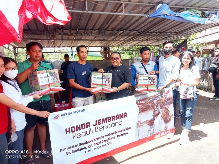 Ringankan Korban Banjir Jembrana, Dealer Honda Bersatu Salurkan Bantuan