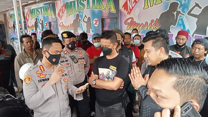 Satpol PP tidak Kuasa Hadapi Ratusan Ormas Baju Doreng, Pembongkaran Ditunda