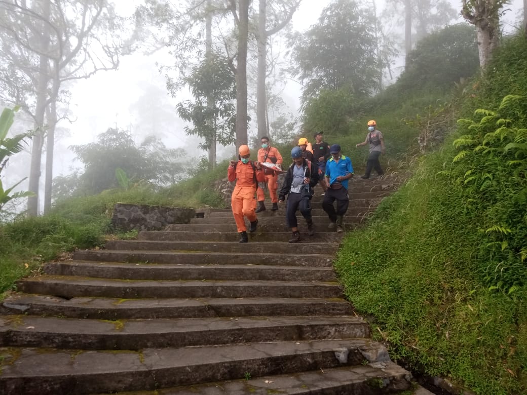 Basarnas Evakuasi Warga di Gunung Agung, Terpeleset saat Hendak Bersembahyang