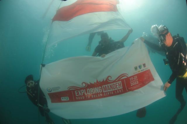 Merah Putih Berkibar di Kedalaman  Pesisir Selatan, KKP Gaungkan Cinta Laut