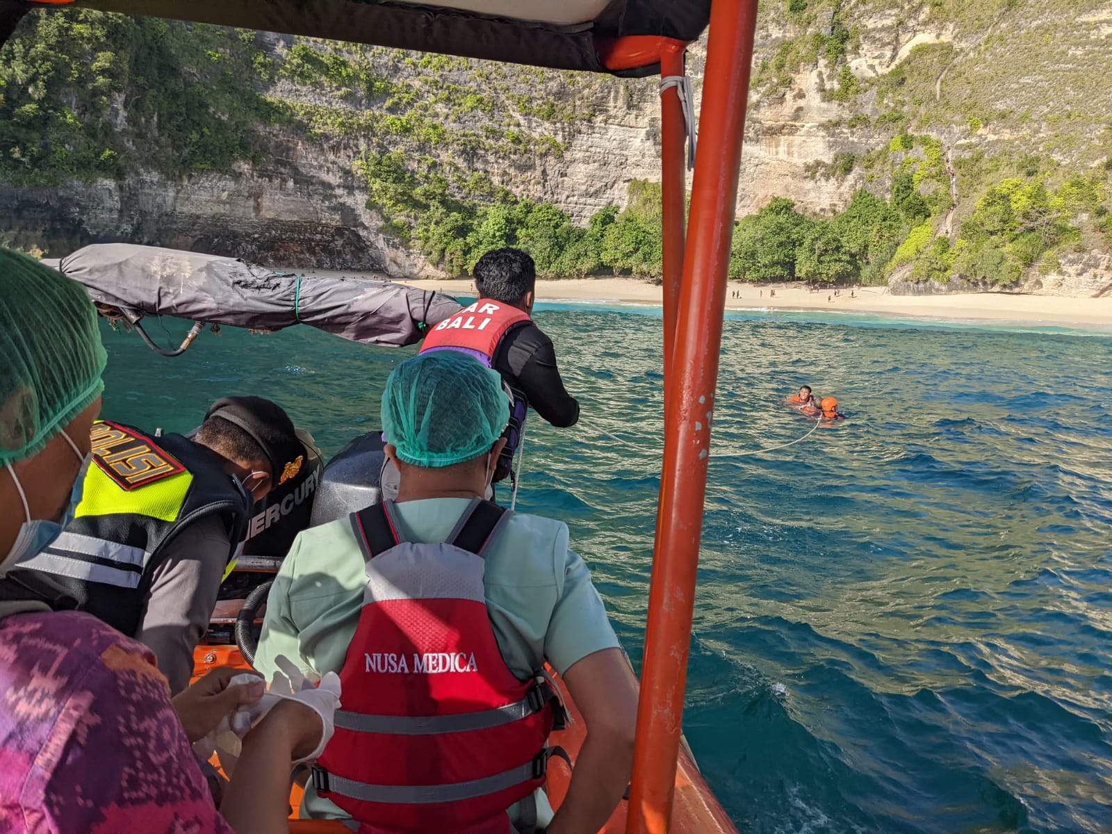 Tim SAR Evakuasi Wisman Digulung Ombak di Pantai Kelingking