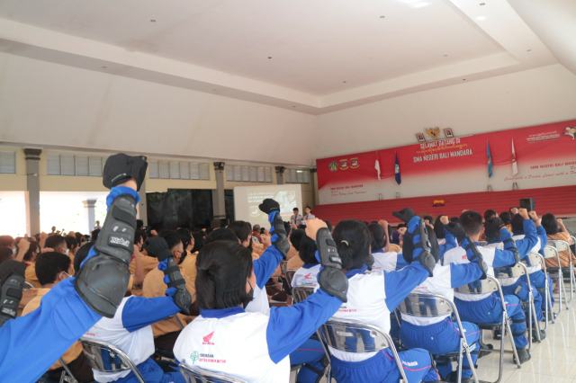 Astra Harapkan Ratusan Siswa SMAN Bali Mandara  Sebarkan Virus Safety Riding