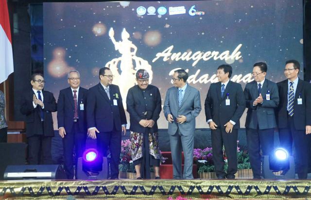 Raih Unud Award, Mahfud MD: Mari Jadikan Budaya sebagai Panglima