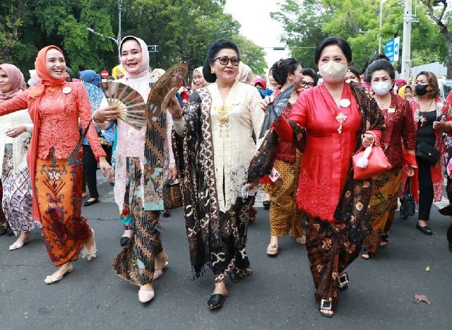 Hari Batik Nasional, Putri Koster Turut Ramaikan Parade Berkebaya di Solo