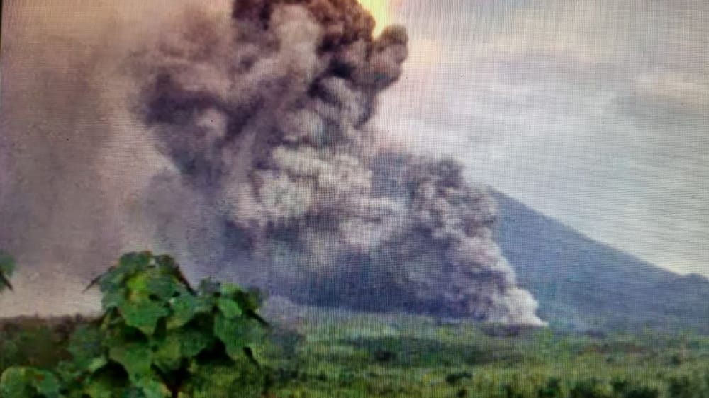 Gunung Semeru Muntahkan Awan Panas sejauh Tujuh Kilometer