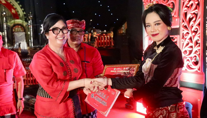 Sekha Gong Remaja Wanita Tri Yowana Sandi Juara Lomba Gong Kebyar Wanita HUT ke 531 Kota Singasana