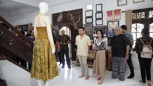 Ida Mahendra Jaya Apresiasi Desain Kasual “Bali Dwipa” Karya Desainer Gianyar