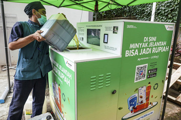 Ibu-Ibu Dapat Tambahan Uang Belanja, Bisa Jual Minyak Jelantah ke Pertamina Rp6.000/L