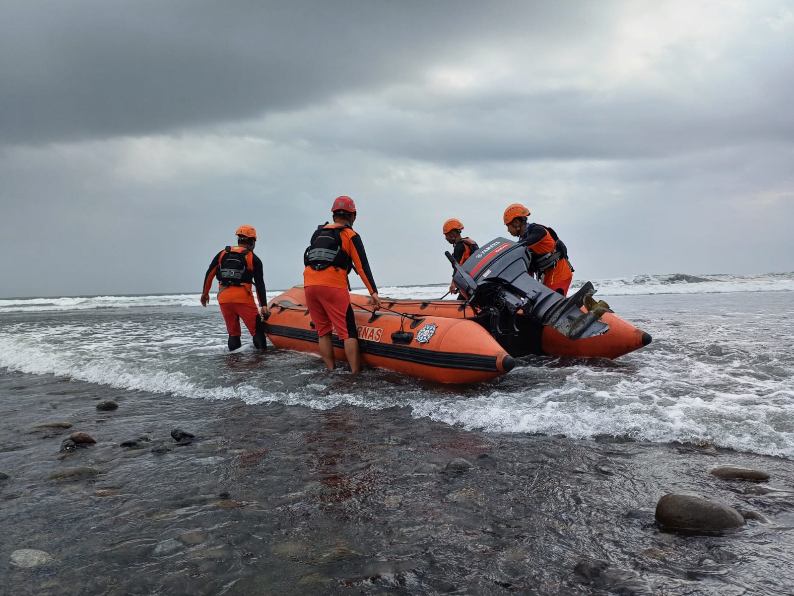 Seorang ABK Jatuh ke Laut Saat Memasang Jaring