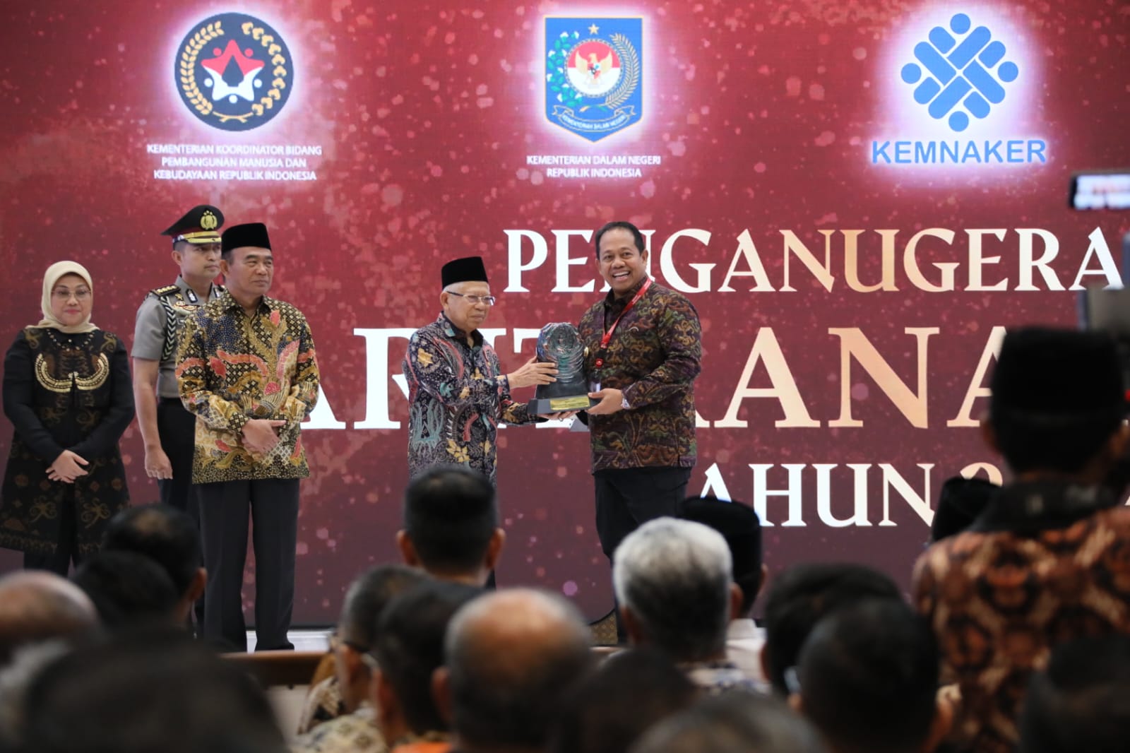 Provinsi Terbaik Coverage Zona Jawa-Bali, Wapres Serahkan Penghargaan Paritrana Award untuk Pj Gubernur Mahendra Jaya