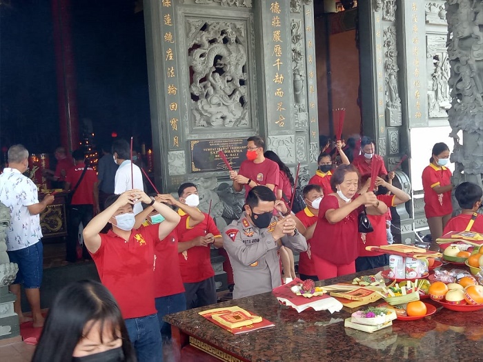 Imlek, Kapolda Bali Putu Jayan Doa Bersama Umat Budha di Vihara Satya Dharma