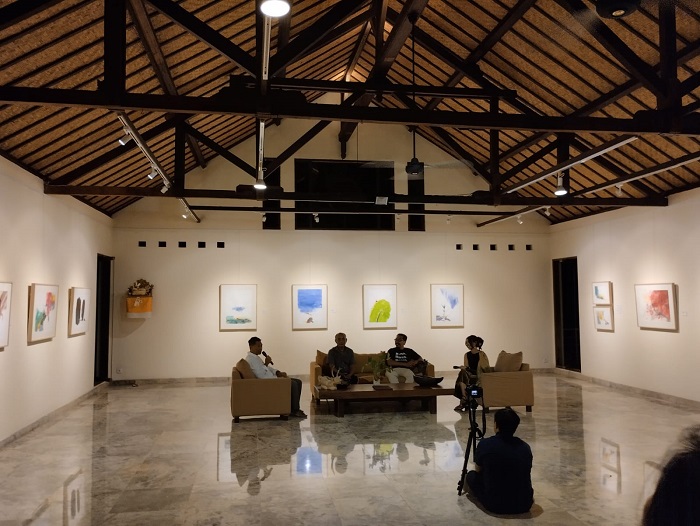 Pesan Harmonisasi Pelukis Mahendra Mangku dalam ‘Spreading Vines’ di Komaneka Fine Art Gallery