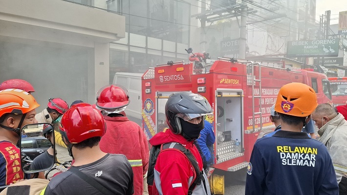 6 Unit Mobil Damkar Jinakkan Api yang Hanguskan Hotel Yellow Star Jogja