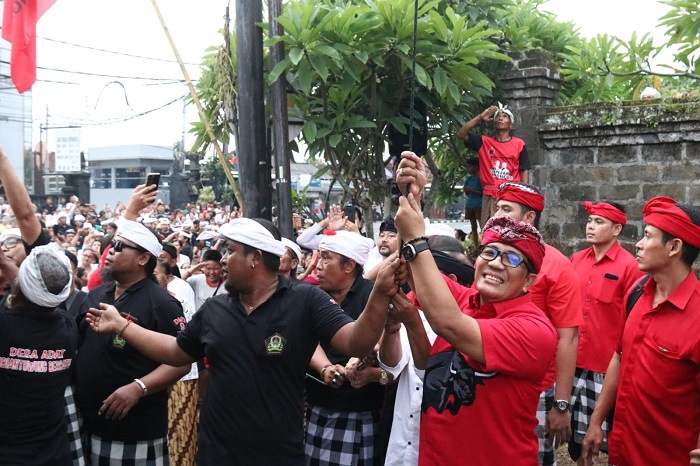 Deklarasi Ganjar-Mahfud, Ketua DPC PDI Perjuangan Tabanan Kibarkan Bendera Abiantuwung Bersatu