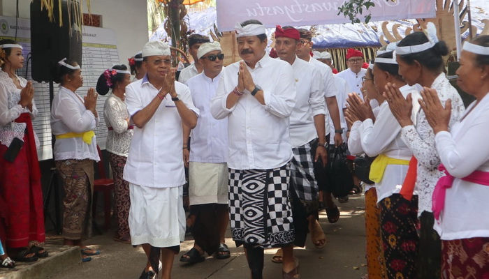 Hadiri Ngusaba Kelapa Desa Timpag Kerambitan, Wayan Koster : Inilah Kearifan Lokal yang Harus Dirawat dan Dilestarikan