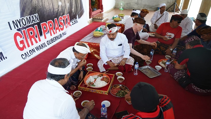 Megibung Bersama Warga Singgalangit Buleleng, Koster Nikmati Suasana Keakraban dan Merakyat