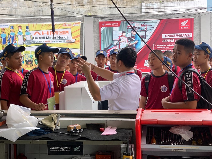 Kunjungi Astra Motor Bali, SMK PGRI 2 Badung Dalami Perkembangan Industri Otomotif hingga Kedisplinan