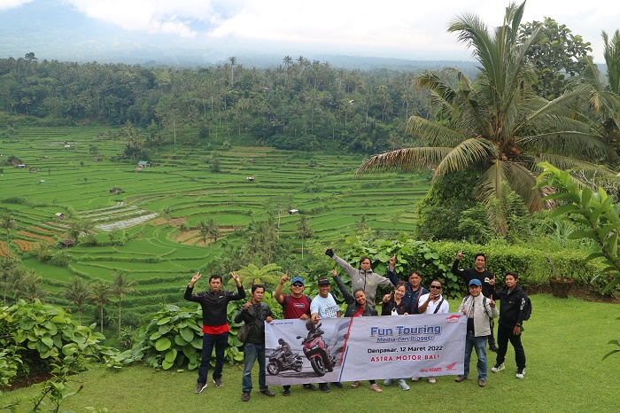 Media blogger fun touring astra motor bali