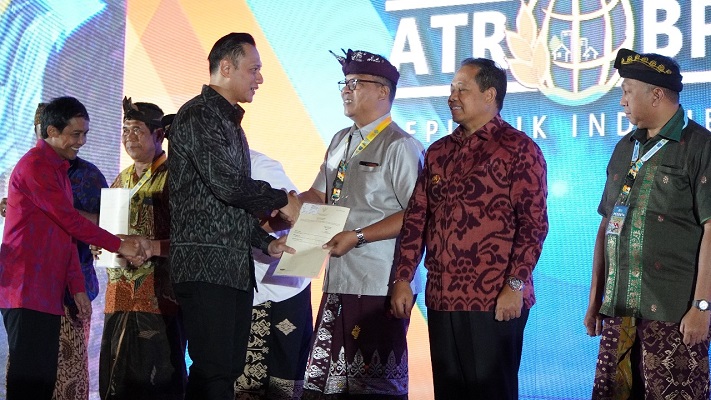 Kemenkumham Terima Sertipikat Elektronik Hak Guna Pakai dari ATR/BPN di Puncak Reforma Agraria Summit Tahun 2024