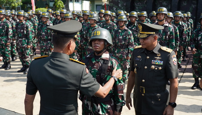 Pangdam IX Udayana Apresiasi Joni Si Pemanjat Tiang Bendera