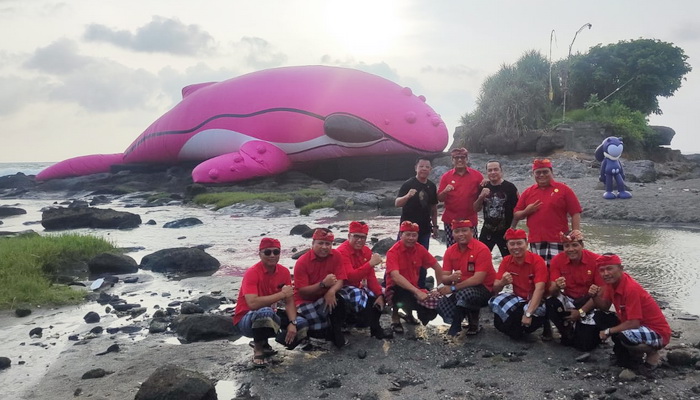 Ada Ikan Paus Pink di DTW Tanah Lot Bali