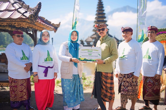 Pegadaian Sebarkan Eco Enzyme di Danau Batur Bali, Ini Manfaatnya Bagi Kesehatan Lingkungan