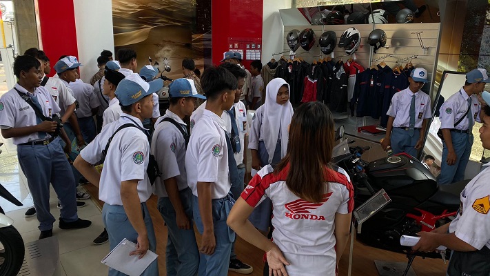 Kunjungi Dealer Heronusa Bali, Siswa SMK AS Syarif Grobogan Dapatkan Edukasi Teknologi Honda