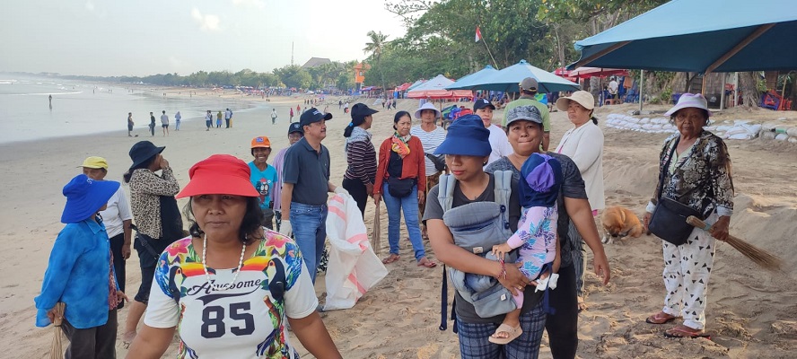 Dispar Bali Bersihkan Pantai Kuta Sambut Hari Pariwisata Dunia