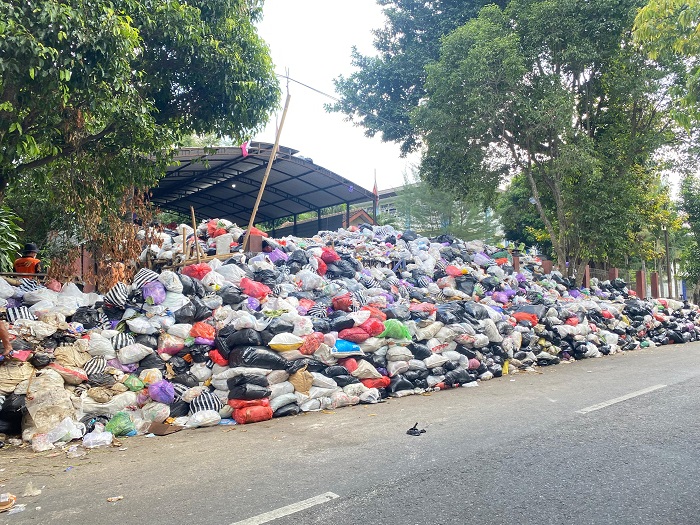 Warga Keluhkan Sampah Depo Mandala Krida Jogja Meluber ke Jalan hingga 30 Meter