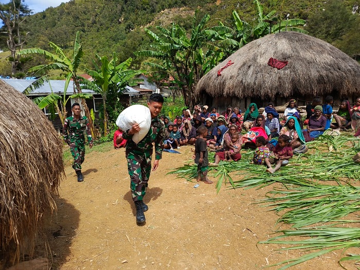 Warga Distrik Balingga Lanny Jaya Meninggal, Satgas Yonif 721 Kirim Sembako