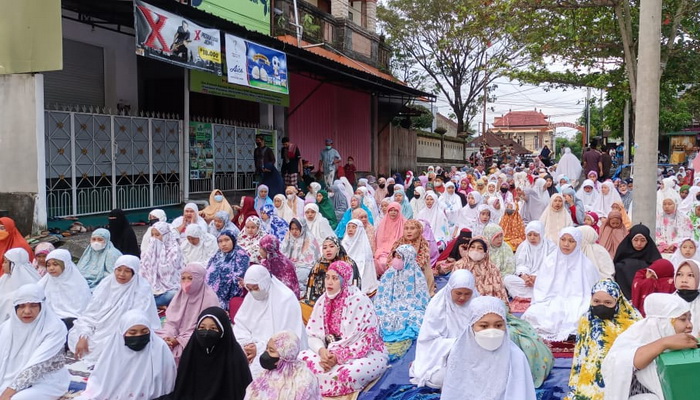 Jamaah Sholat Idul Adha di Perumnas BSI Meluber Hingga Ke Jalan