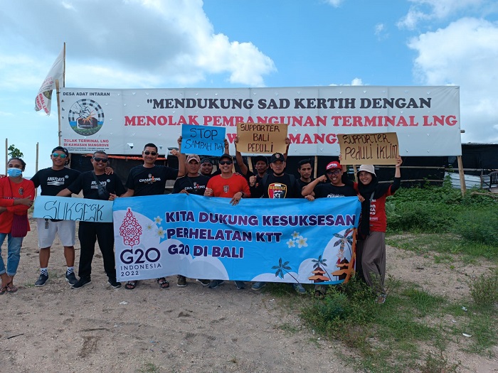 Dukung KTT G20, Suporter Bali Bersihkan Pantai Sanur dari Sampah Plastik