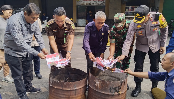 KPU Tabanan Musnahkan Susu Pilkada Rusak