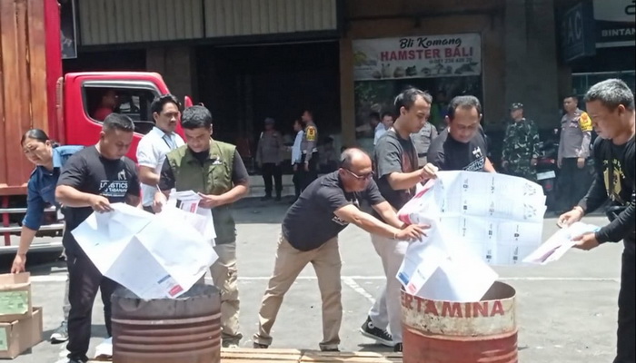 KPU Tabanan Musnahkan Susu Pemilu Rusak