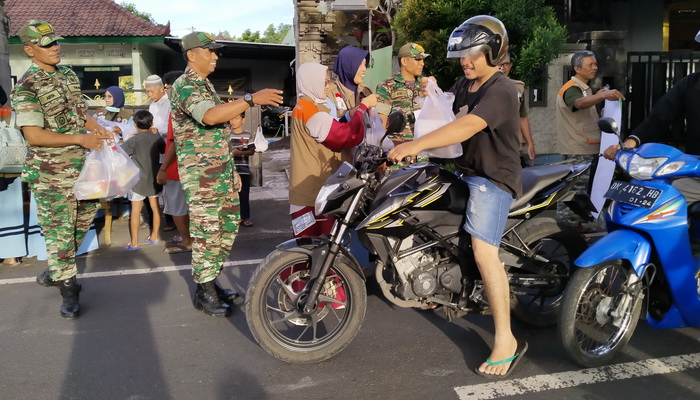 Berkolaborasi dengan TNI, SPMAA Tabanan Kembali Bagi-bagi Takjil