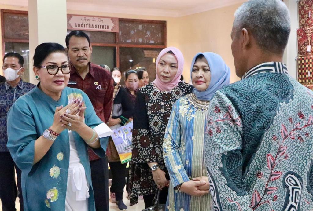 Putri Koster Terus Kembangkan Produk Kain Tenun Tradisional Bali Agar Tetap Lestari