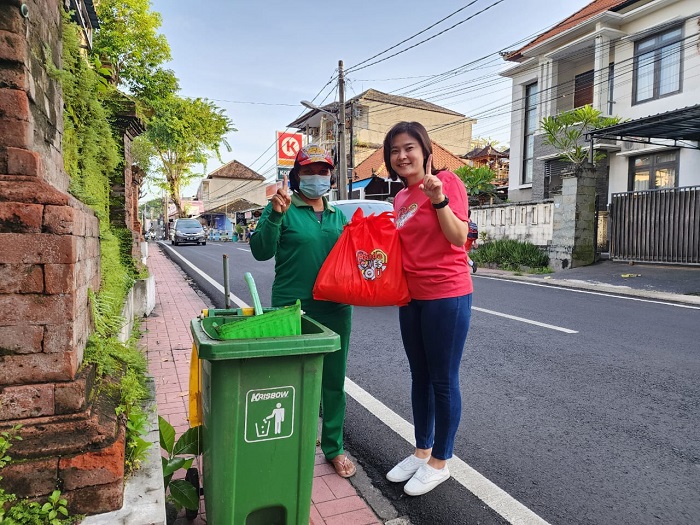 ‘Honda Loves You’, Bagikan 100 Paket Sembako bagi Petugas Kebersihan di Bali